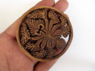 2 Pieces Hand Carved Wooden Pendant, Handmade Carved Round Fiigree Pendant, Wood Art And Craft Framing Supplies Jewelry, GDS1046/8